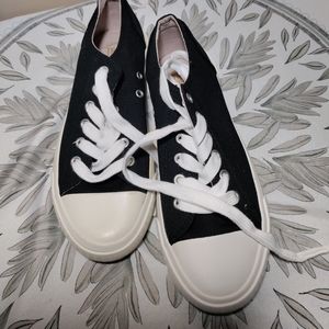 Size 6 true craft canvas shoes